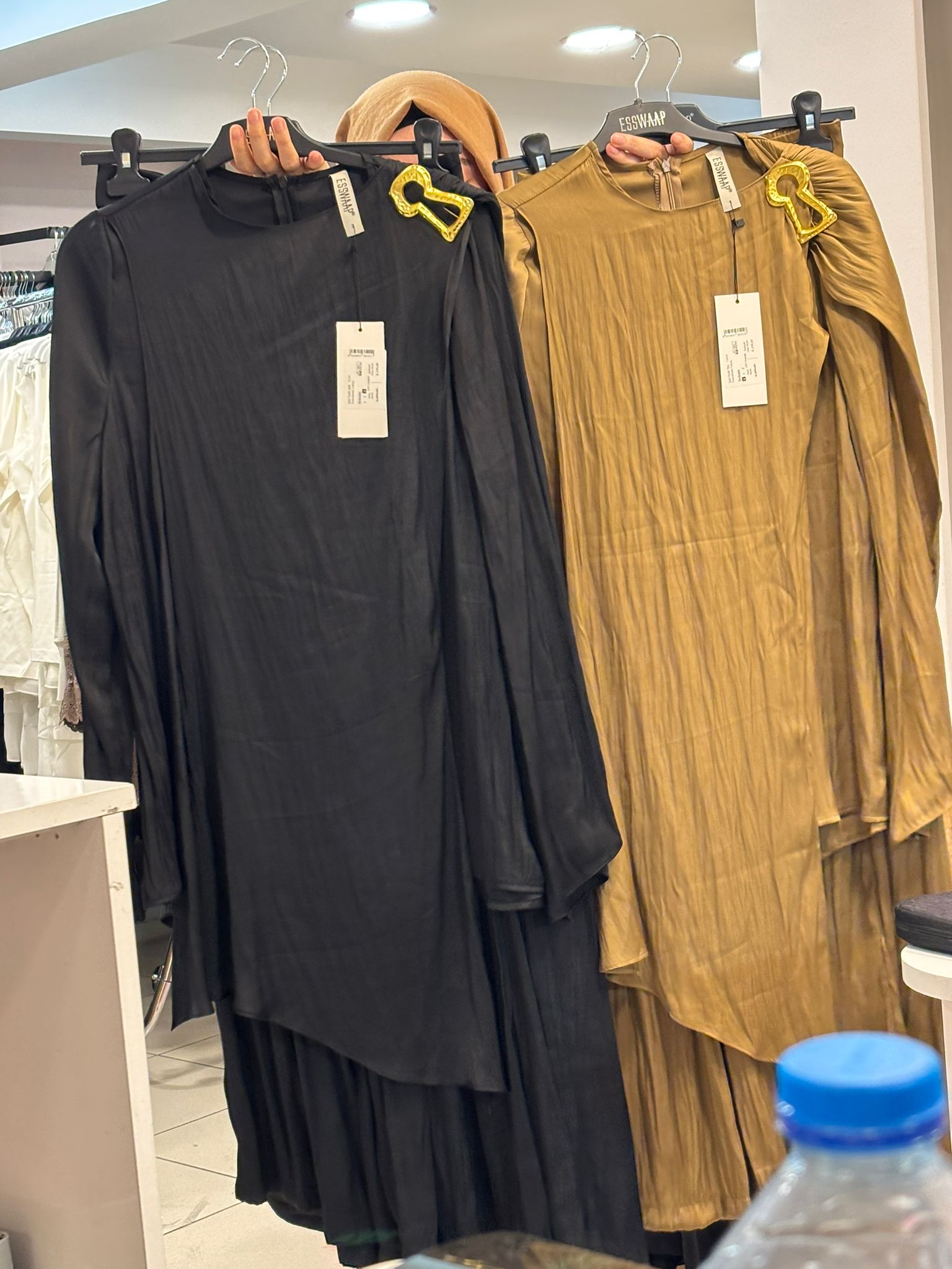 Broşlu Saten Takım Camel 1