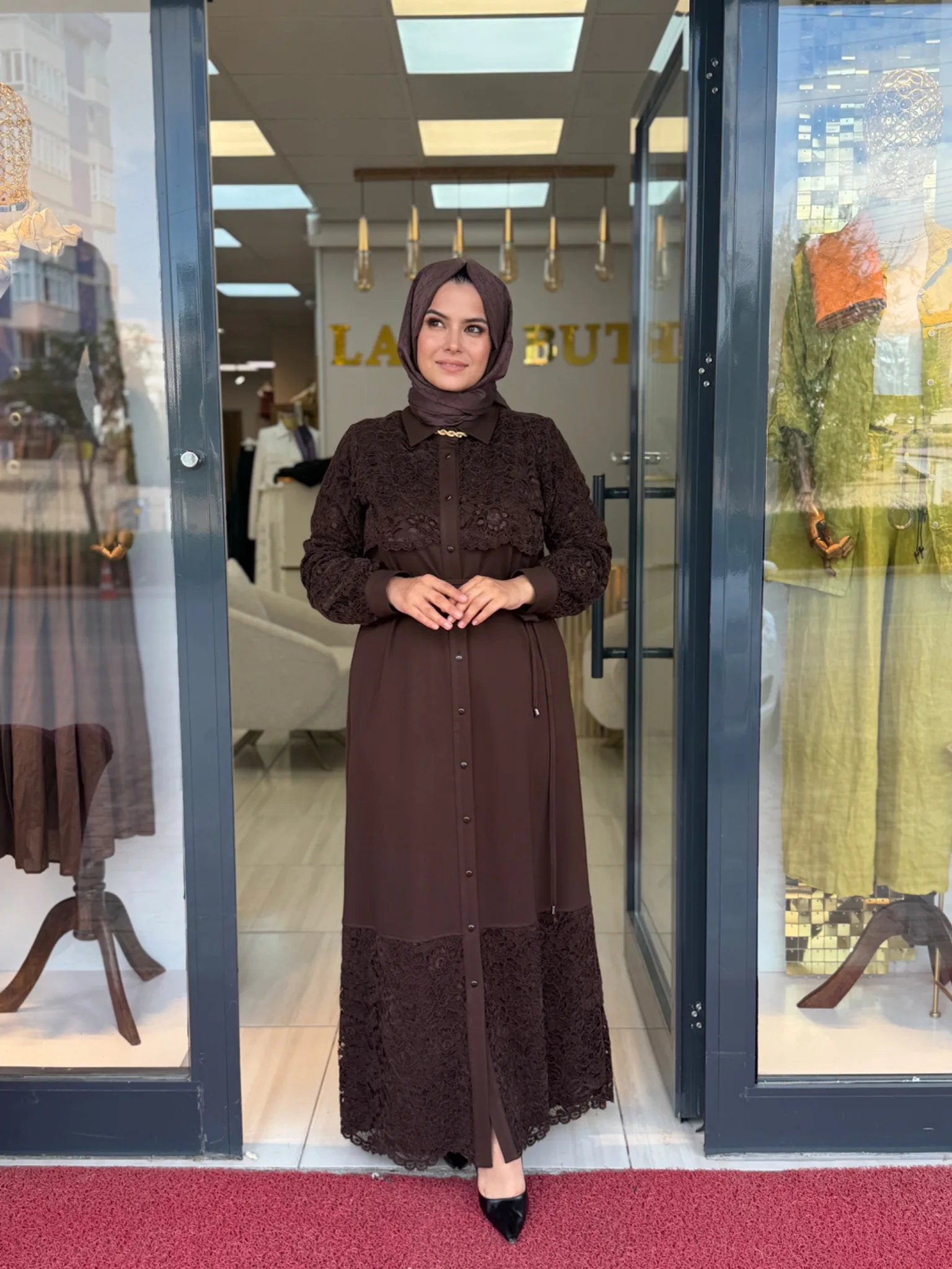GİZEMLİ Güpür detaylı düğmeli elbise Kahverengi