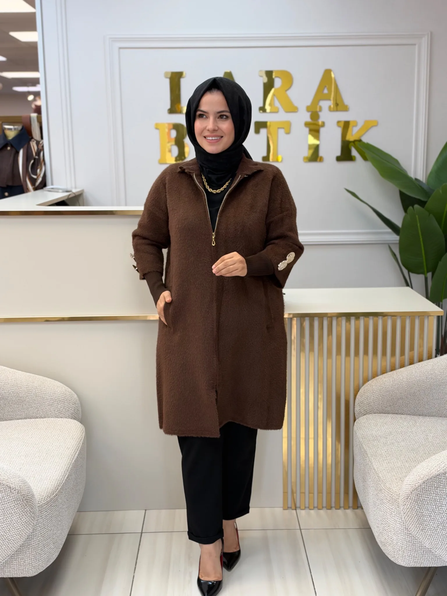GÜLSELİ TRİKO BROŞ DETAYLI ANGORA HIRKA Kahverengi