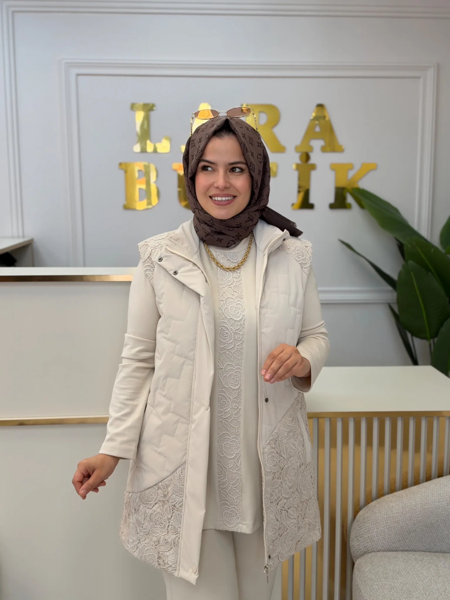 KAPİTONE DANTEL DETAYLI TUNİK YELEK PANTOLON TAKIM Bej 3