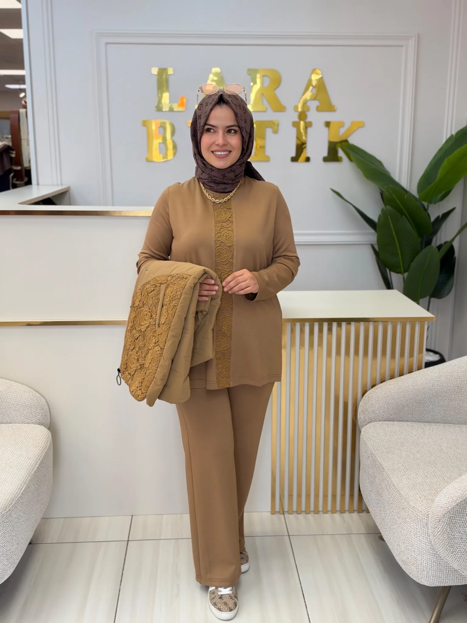 KAPİTONE DANTEL DETAYLI TUNİK YELEK PANTOLON TAKIM Camel 2