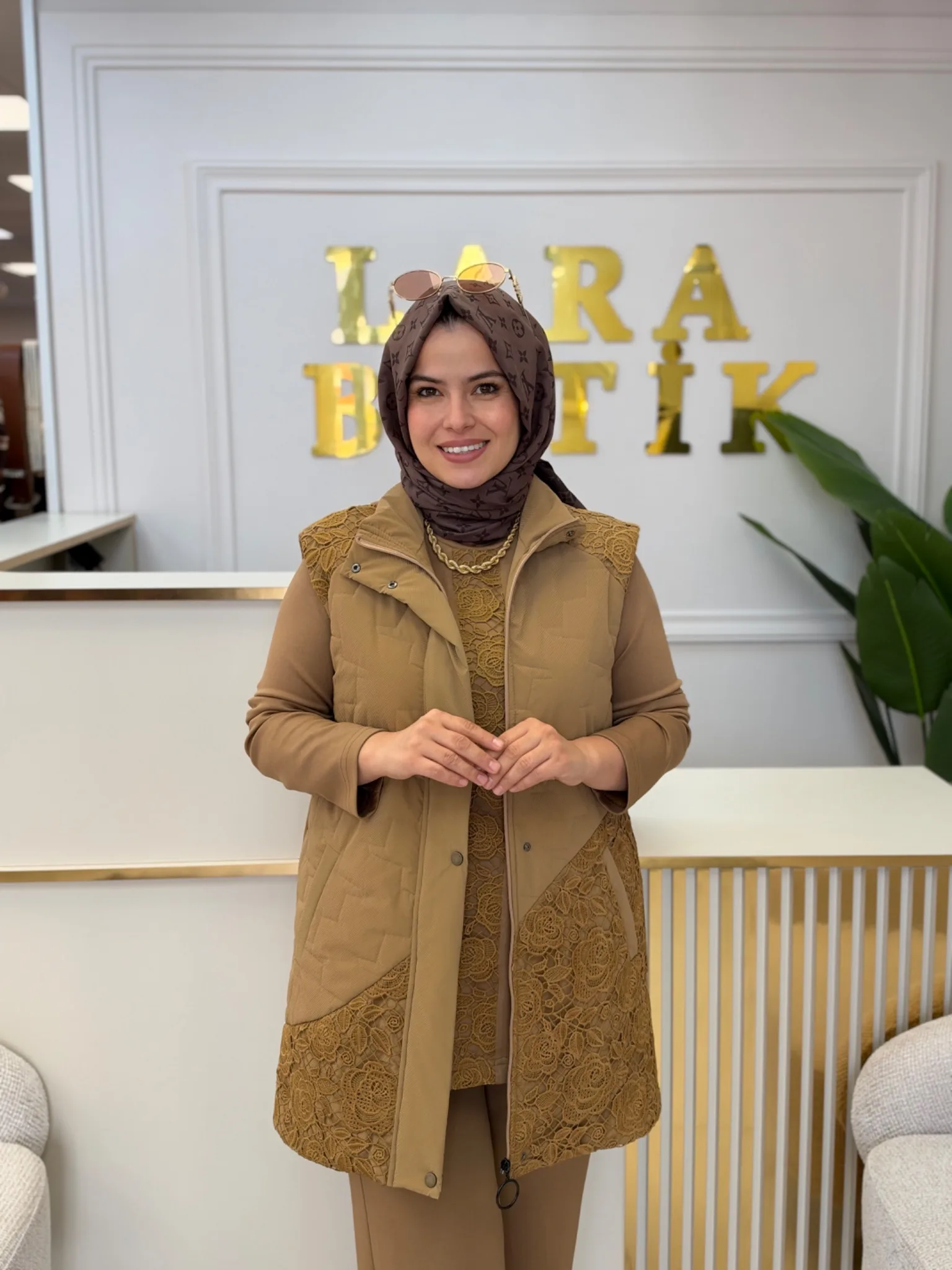KAPİTONE DANTEL DETAYLI TUNİK YELEK PANTOLON TAKIM Camel 3
