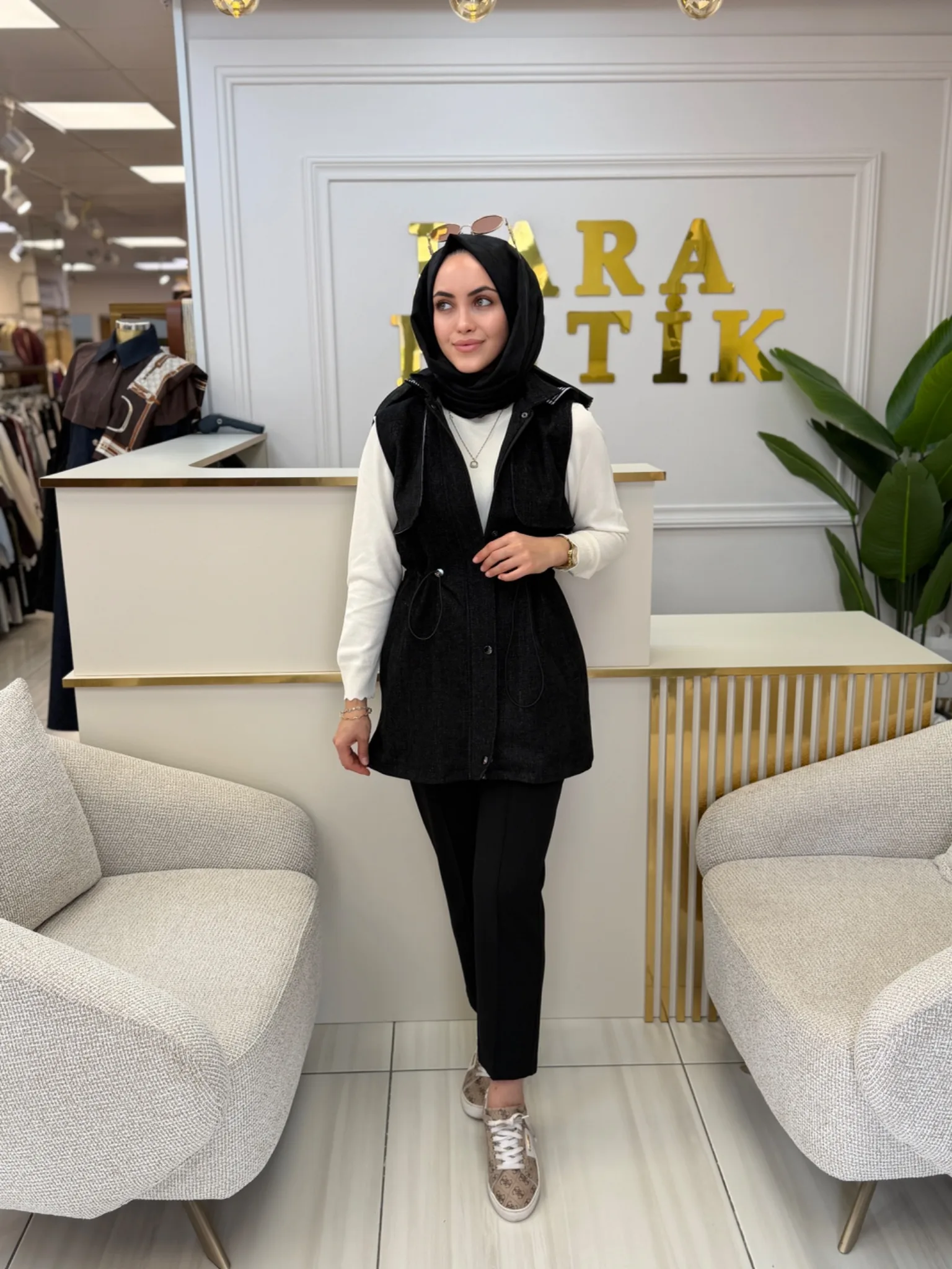 GİZEMLİ KAPÜŞONLU YELEK Siyah