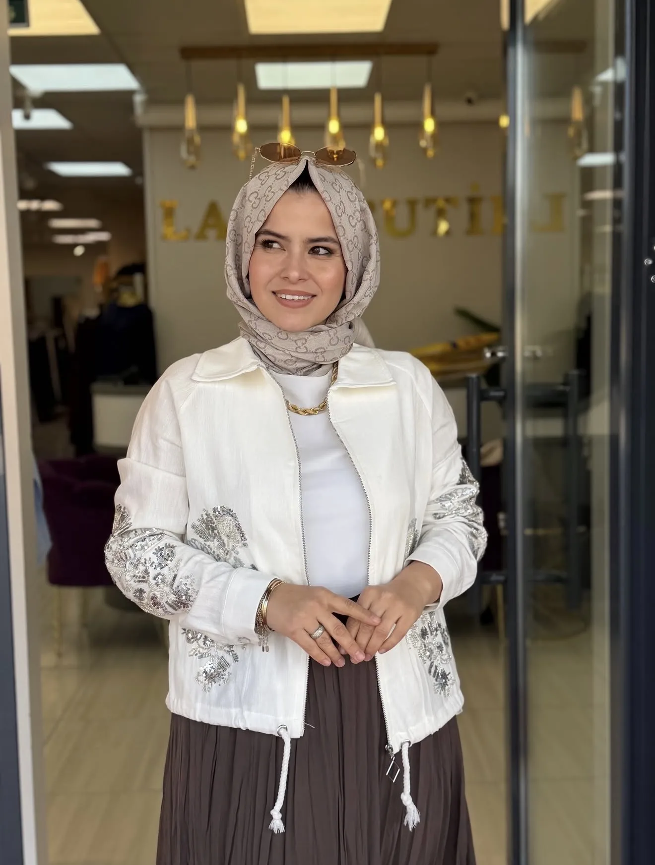 ETEK ÜSTÜ TAŞ İŞLEMELİ CEKET Beyaz 2