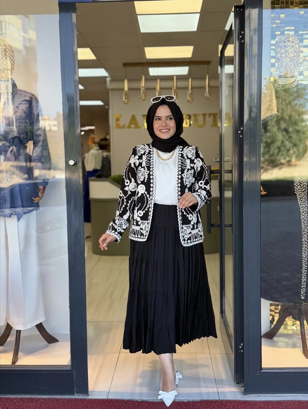 İZ NAKIŞLI ETEK ÜSTÜ CEKET Siyah