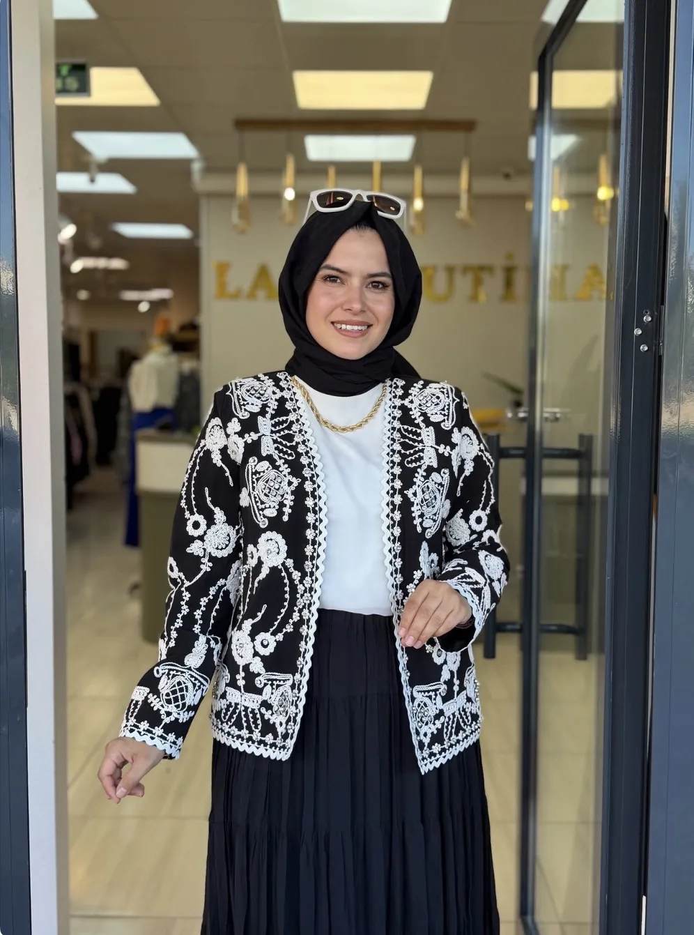 NAKIŞLI ETEK ÜSTÜ CEKET Siyah 2
