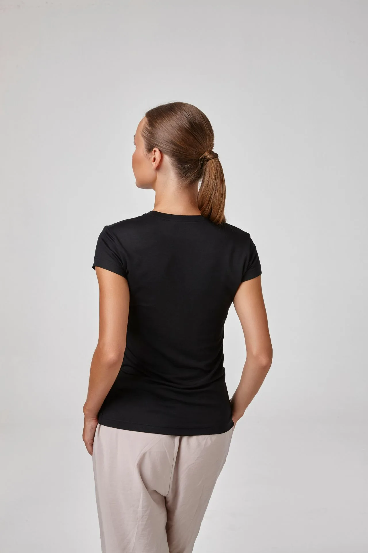 KADIN KISA KOLLU SIFIR YAKA T-SHİRT-BODY FIT KALIP p2601 Siyah 2